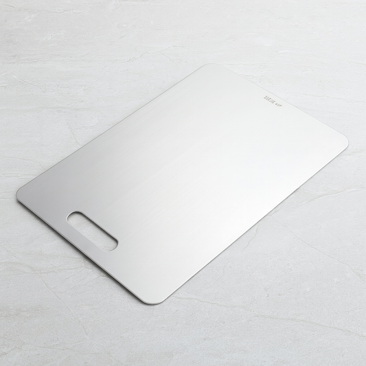 קרש חיתוך טיטניום שוכב על שיש