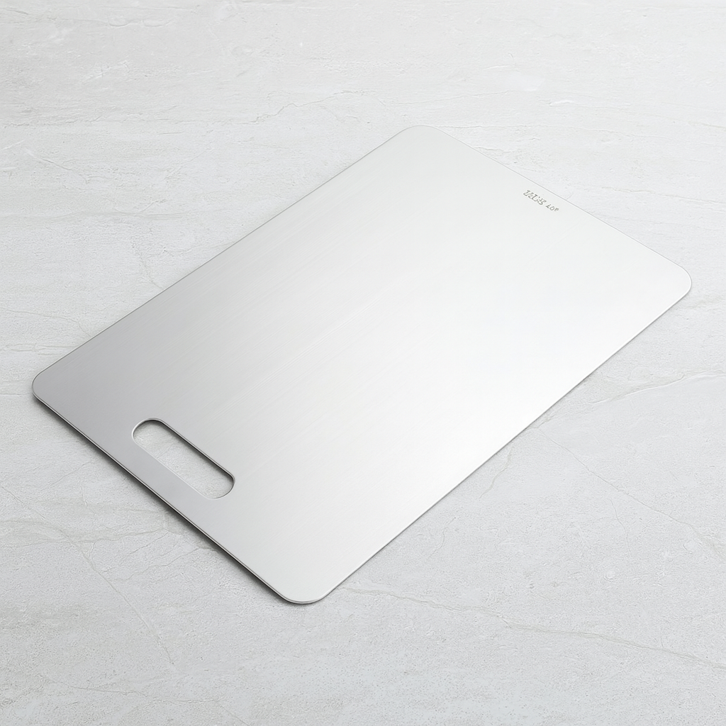 קרש חיתוך טיטניום שוכב על שיש